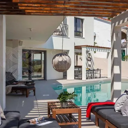 Rica Location, Private Pool 別荘